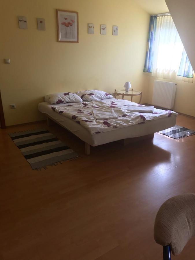 Vida Apartman Sarvar Ngoại thất bức ảnh